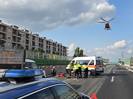 Moto contro camion, tangenziale di Torino paralizzata per l'incidente stradale