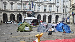 I Pro Pal accampati davanti al municipio. «Uno spettacolo indecoroso per Torino»