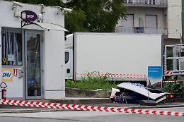 Torino, 19enne si schianta all'alba contro un distributore di benzina: auto in fiamme