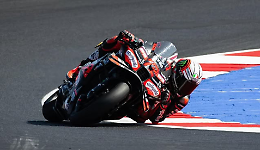 Marc Marquez cade, la Sprint di Misano è di Bezzecchi: disastro Bagnaia