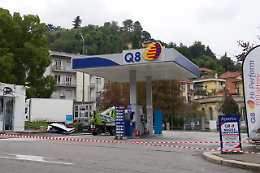 Schianto contro un distributore: ferito nell’auto che s’incendia