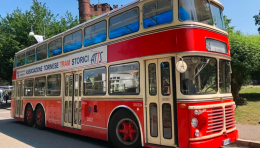 Torino a due piani: il fascino dell’autobus rosso che fece sognare la città