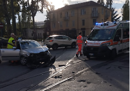 Corso Unione, suv Mercedes si schianta contro una Seat e finisce contro le auto in sosta