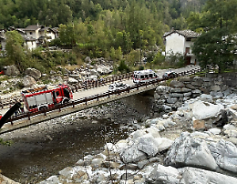 Tragedia in acqua, muore annegato nella cascata davanti al fratello