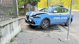 Ruba l'auto e non si ferma all'alt, viene inseguito e provoca l'incidente: arrestato