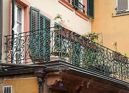 «Si masturbava sul balcone» finisce a processo per stalking