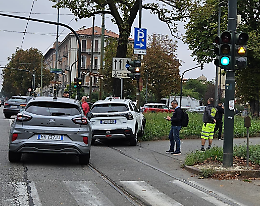 Torino, incidente in corso Einaudi: taxi finisce sull'aiuola