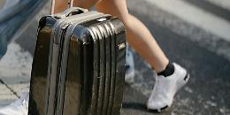 Ryanair avverte: “Troppi bagagli neri, blu e grigi. Scegliete colori distintivi”