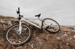 Travolto da un'auto mentre andava in bicicletta: 75enne grave al Cto