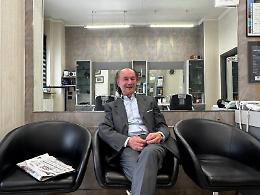 Lino, 50 anni con le forbici in mano: il "barbiere della Fiat" che racconta la Torino di ieri