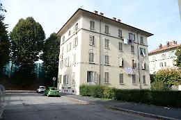 "Blatte ovunque, anche nel frigo": la denuncia (e le immagini shock) di una famiglia che vive da mesi in un alloggio invaso dagli insetti