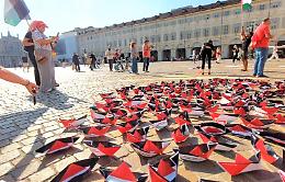 Presidio per la Palestina in piazza San Carlo: centinaia di barchette per chiedere la pace