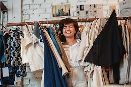 La moda non li incanta più: i Millennials scelgono sconti e second hand (ma con Armani)