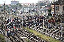 Corteo per Gaza, lo spezzone di Askatasuna occupa i binari VIDEO E FOTO