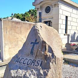 Moncalieri, continuano i furti di piante al cimitero: fiori e vasi spariti dalle tombe