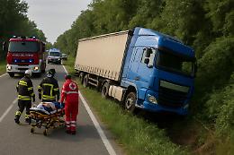 Camion fuori strada sulla provinciale 35 a Favria: traffico rallentato e autista in ospedale per controlli