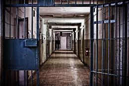 Tensione nel carcere di Cuneo: tentato incendio e minacce di autolesionismo, intervento della polizia penitenziaria