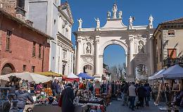 Cherasco, antiquariato e fascino d’altri tempi al penultimo mercato dell’anno
