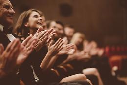 Bosconero, risate al Teatro Civico: sul palco la commedia “Papà… volevo dirti che…”