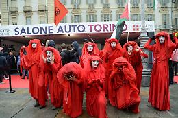 Torino, le Red Rebels al Salone dell’Auto: la protesta silenziosa contro il lusso su quattro ruote