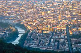 Federalberghi porta Torino in volo: la città si promuove negli aeroporti del Nord Italia