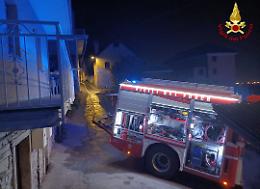 Incendio a Mocogna, gravi danni al tetto di un’abitazione