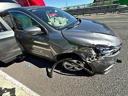 Tangenziale sud: scontro tra due auto all'altezza di corso Francia, tre persone al pronto soccorso