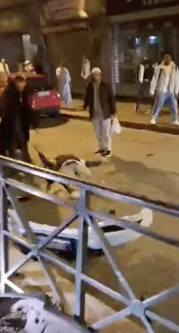 Auto contro pedone alla fermata del tram. Il video shock a Barriera