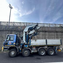 A55, mezzo pesante con gru urta un cavalcavia: rallentamenti al traffico