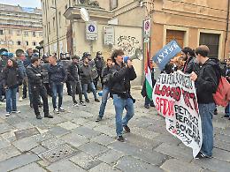 Tensione alla Cavallerizza blindata, studenti contestano la rettrice 