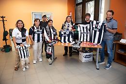 Ambulante dello Stadium va in pensione: le maglie della Juve donate a disabili e migranti