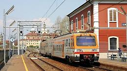 San Benigno Canavese, auto sui binari blocca la linea ferroviaria
