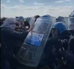 Scontri a Caselle: la polizia respinge i manifestanti che hanno invaso le piste