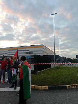 Brandizzo, i manifestanti chiudono gli accessi della sede Amazon nel giorno dello sciopero generale
