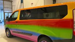 Un Ford Transit arcobaleno per portare sorrisi ai bambini degli ospedali: arriva a Torino il Pulmino dei sogni
