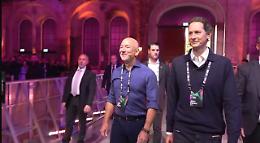 Italian Tech Week, Elkann intervista Jeff Bezos: "È più difficile essere gentili che intelligenti" IL VIDEO