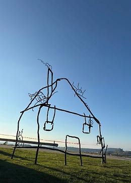 Il disegno di un bambino diventa una scultura gigante a Dogliani