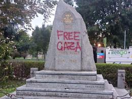 Imbrattato il monumento ai Reduci di Russia: scritte “Gaza libera” sul cippo commemorativo