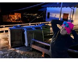 Asia, morta a 18 anni: fiori sul luogo dell'incidente VIDEO E FOTO