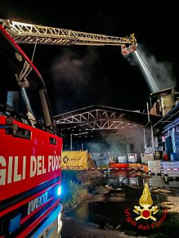  Carmagnola, incendio nella notte alla Teksid Aluminium: al lavoro nove squadre dei vigili del fuoco