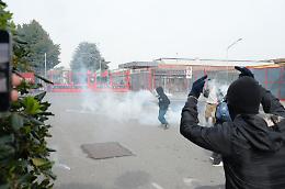 Auto danneggiate durante l’assalto alla Leonardo, la Fiom: “L’azienda rimborsi i lavoratori”