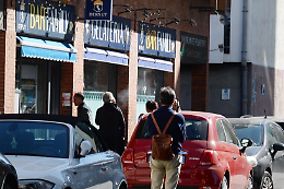 Rapina il bar di Mirafiori e colpisce la barista con la pistola: bottino da 5mila euro