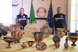 Restituiti a Torino 254 reperti archeologici. Erano a casa di un noto collezionista

