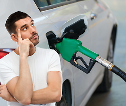 Scende il prezzo della benzina, ma non ce ne siamo accorti. Ecco perché (e quanto costa oggi)