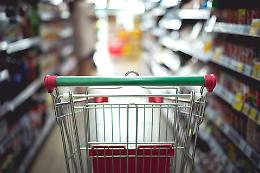 Prezzi alle stelle e consumi in calo: un terzo delle famiglie italiane taglia su cibo e bevande