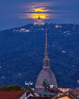 Valerio Minato immortala Torino sotto la superluna: Mole, Vittorio Emanuele e Superga allineati