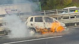 Paura in tangenziale: Lancia Musa prende fuoco