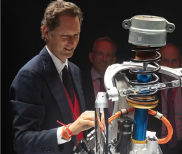 Ecco perché (a Torino) John Elkann non gioca in casa
