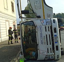 Un altro incidente per un mezzo della Cooperativa Arcobaleno: si sfiora di nuovo la tragedia