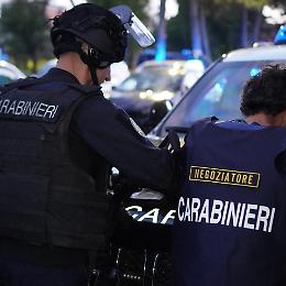 Maxi esercitazione dei carabinieri nello stabilimento ENI di Robassomero: simulato un assalto armato con ostaggi ed esplosivi 